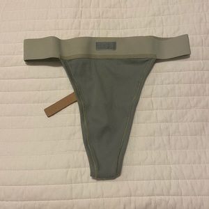 Skims small mineral thong